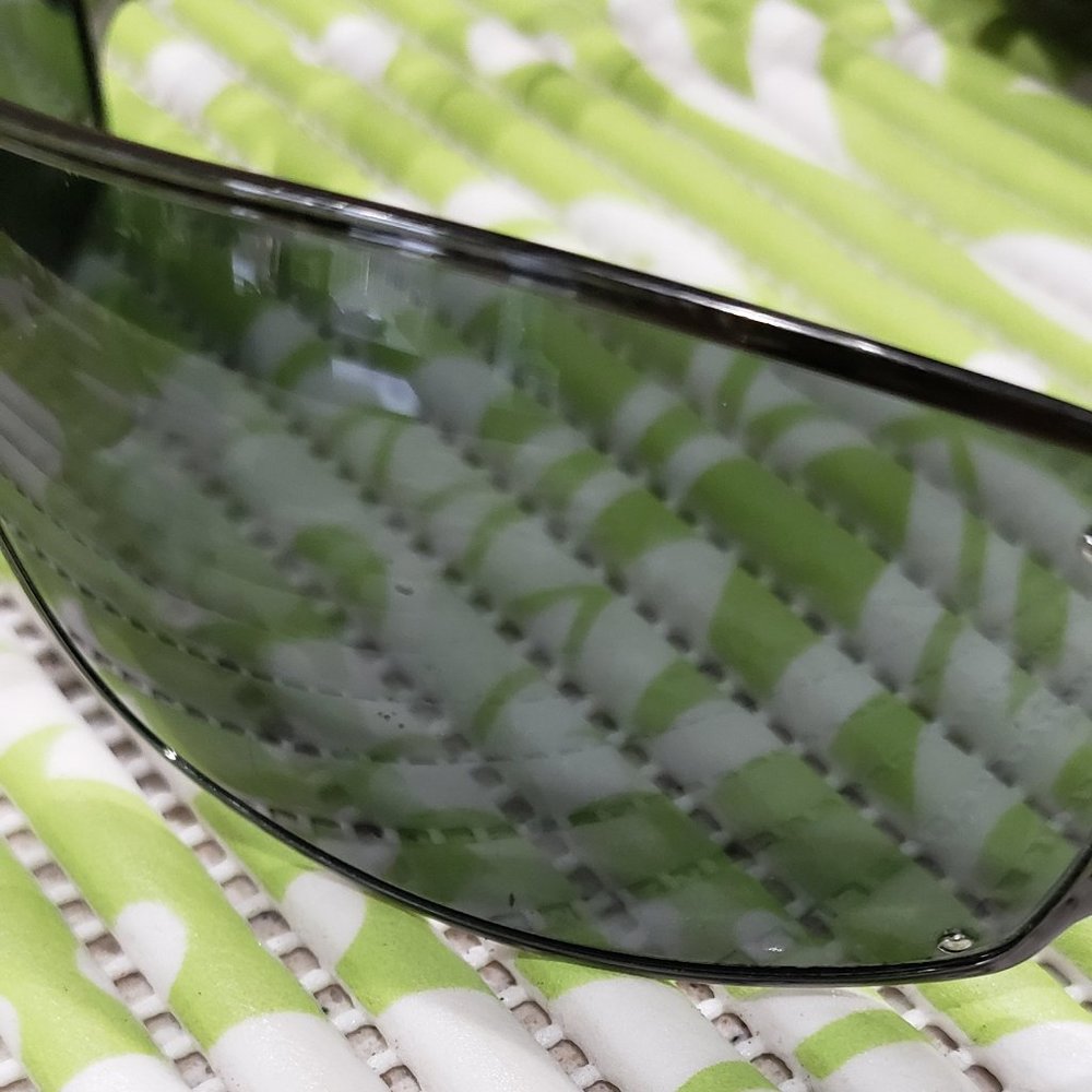 Men's Gucci Sunglasses. - Picture 8 of 10